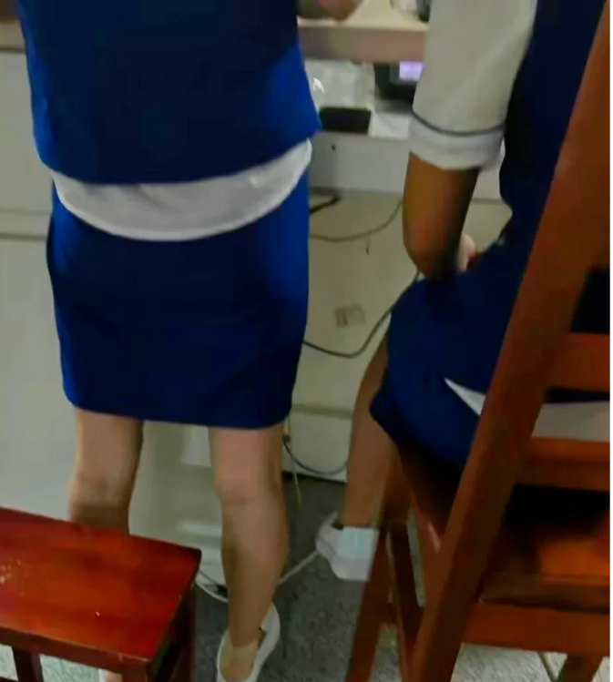 护士被质疑穿包臀裙，医院回应来了：尺码不当！